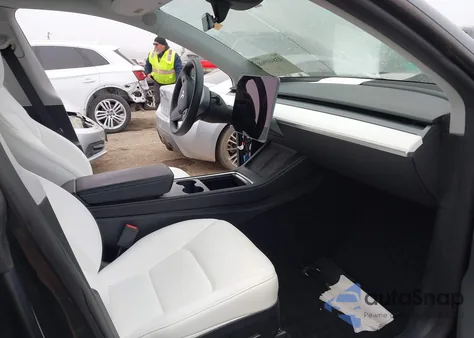 2024 Tesla Model Y Long Range Dual Motor All-Wheel Drive z USA, uszkodzony, nr VIN 7SAYGDEE2RA254723